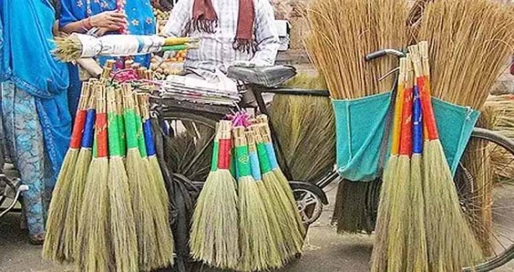 ज्योतिष शास्त्र के साथ वास्तु शास्त्र में भी झाड़ू से जुड़े कई नियम