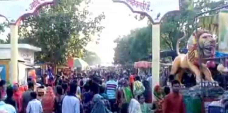 छत्तीसगढ़-धमतरी में नि:संतान महिलाओं के पेट में पैर रखता है पुजारी, कामना पूर्ति की अजीबोगरीब परंपरा